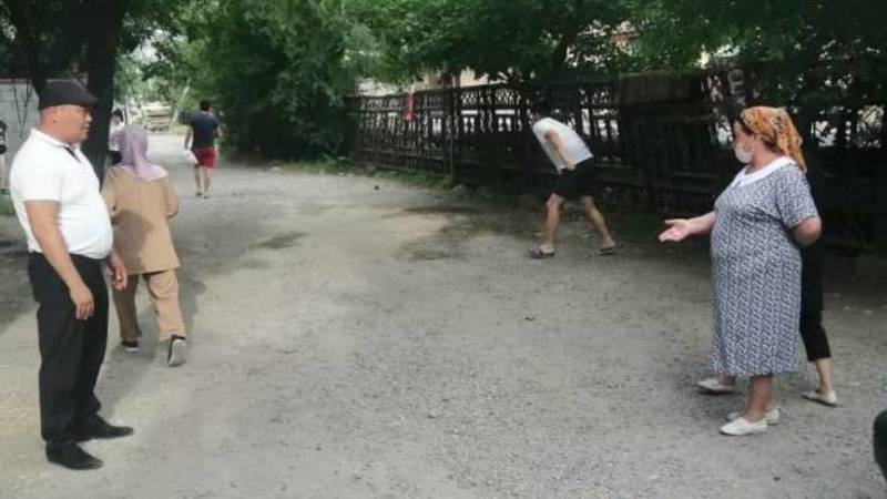 Жители домов на ул.Термечикова самовольно закрыли двор для всех горожан, - мэрия