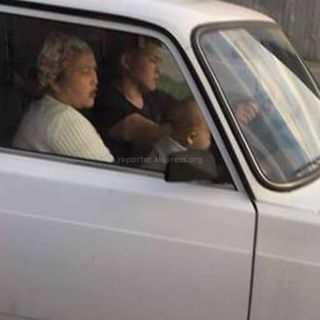 На служебной машине МВД женщина сидела с ребенком, не пристегнув ремень безопасности <i>(фото)</i>