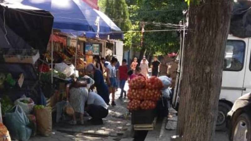 Уличные продавцы заняли тротуар на ул.Айни. Фото местного жителя