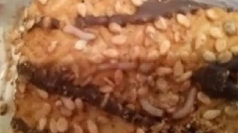 В магазине в Ак-Босого продают червивое печенье, - местная жительница. Видео