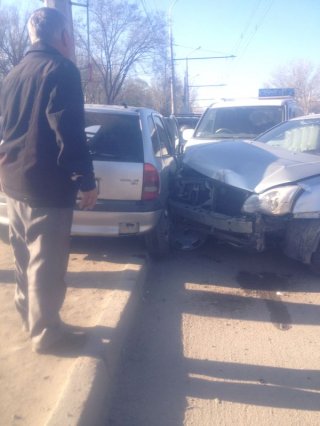 В Бишкеке произошла авария с участием трех автомашин <b>(фото)</b>