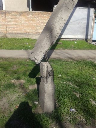Поврежденный бетонный столб на Жибек Жолу — Э. Керимова может упасть <b>(фото)</b>