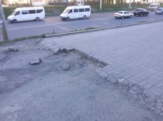 Автомобили, проезжающие по тротуару на Абдрахманова — Боконбаева, разрушают брусчатку <b>(фото)</b>