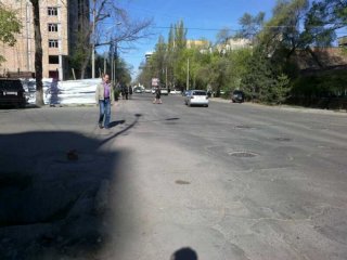На ул. Токтогула тротуар забрали под строительство <b>(фото)</b>