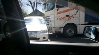 В Бишкеке грузовик врезался в легковой автомобиль <b>(фото)</b>