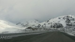 На перевалах Ала-Бель и Тео-Ашуу выпало много снега и местами возникают пробки, - читатель <b>(фото, видео)</b>