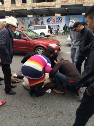 В Бишкеке «Мерседес Спринтер» сбил пешехода <b>(фото)</b>