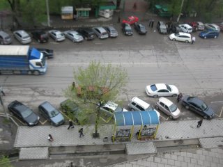 Общественный транспорт не может остановиться на остановках по ул. Фучика из-за припаркованных машин, - читатель <b>(фото)</b>