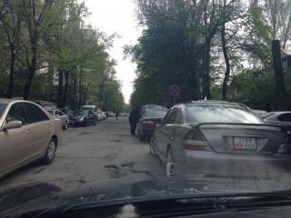 Из-за стихийной парковки по улице Раззакова невозможно проехать, - читатель <b>(фото)</b>