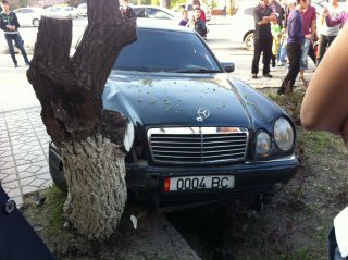 В Бишкеке автомашина «Мерседес» сбила мужчину и врезалась в дерево <b>(фото, видео)</b>