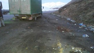 <b>Проблемы автодороги Бишкек-Ош:</b> Перевал Отмок завален мусором