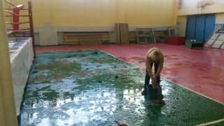 Читатель жалуется на некачественный ремонт в спортивной школе в Токмоке <b>(фото)</b>