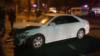 На Моссовете в Бишкеке произошла крупная авария с четырьмя пострадавшими <b>(фото)</b>