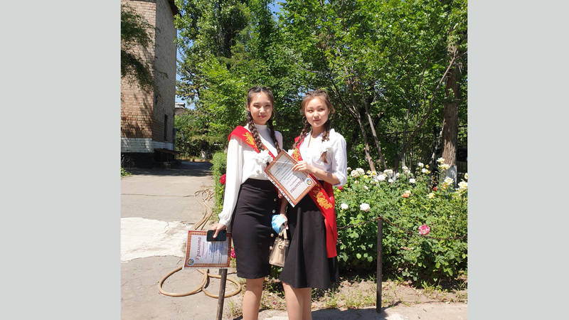 В Кыргызстане двойняшки окончили школу с аттестатом особого образца