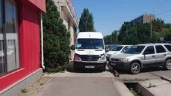 Водитель припарковал бус на тротуаре по ул.Жукеева-Пудовкина. Фото