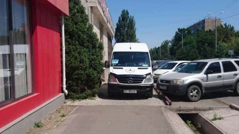 Водитель припарковал бус на тротуаре по ул.Жукеева-Пудовкина. Фото