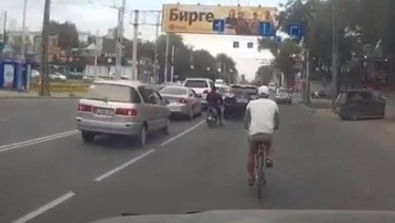 Велосипедист едет по дороге на ул.Ахунбаева. Видео