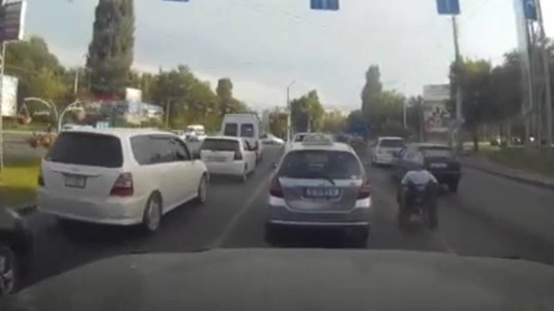 В Бишкеке попрошайки создают аварийные ситуации на дорогах. Видео
