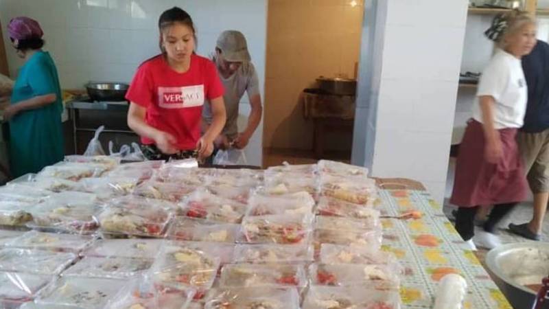 Жители села Кой-Таш развезли еду для медиков. Фото