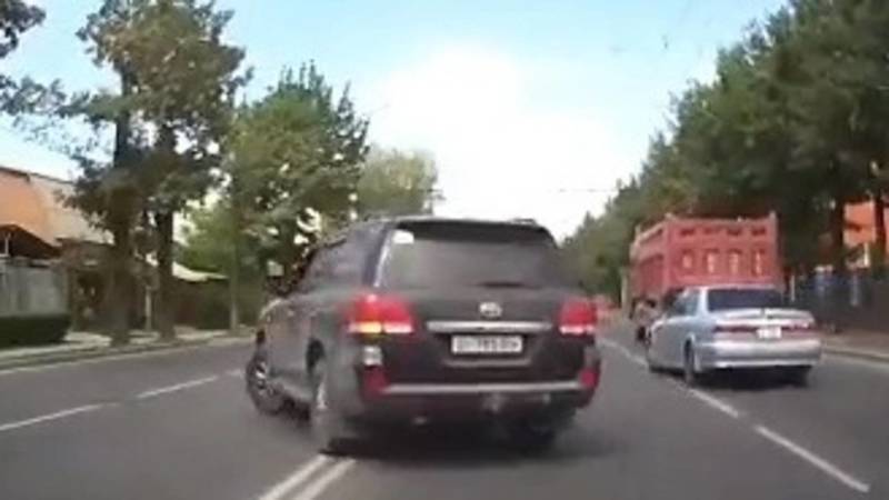 В Бишкеке на ул.Ахунбаева «Крузак» проехал через двойную сплошную. Видео