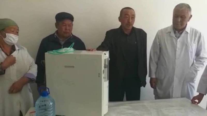 Житель села Алайкуу передал местной больнице кислородный концентратор. Видео
