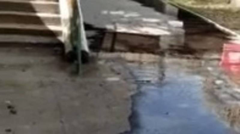 На ул.Байтик Баатыра под мостом из стены течет вода, - горожанин. Видео