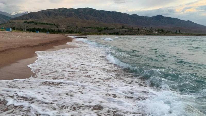 Невероятно красивые волны на южном берегу Иссык-Куля. Фото