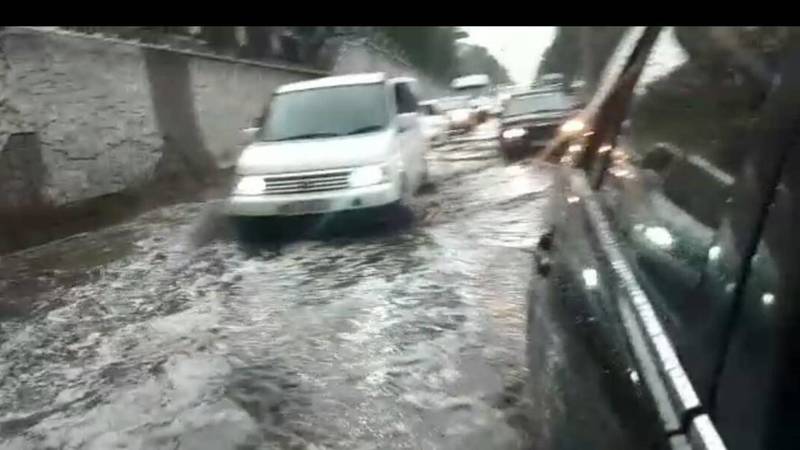 Видео — В результате ливня проспект Манаса затопило