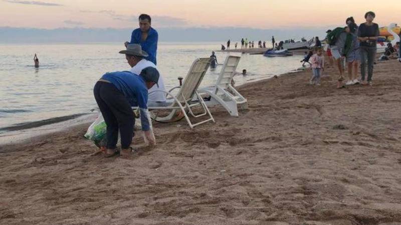 На Иссык-Куле мальчики убирают мусор на пляже. Фото и видео