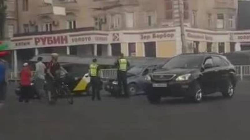 ДТП на Чуй-Абдрахманова с участием двух машин. Видео с места аварии