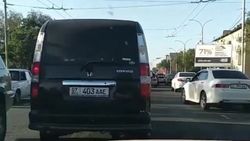 «Хонда» проехала через двойную сплошную на проспекте Айтматова