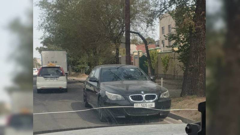 BMW припаркована против направления движения авто