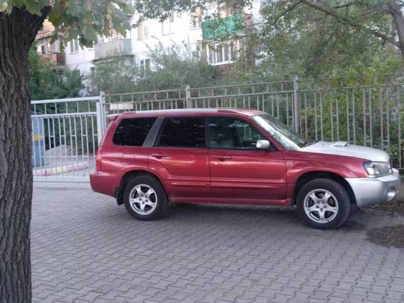 На Ахунбаева-Малдыбаева машины паркуются возле дома