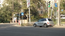 На ул.Московской таксист припарковал «Крайслер» на пешеходном переходе. Фото