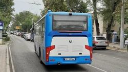 Автобус №35 едет по встречке на Московской. Фото очевидца