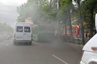 В центре Бишкека сильно задымился троллейбус. Пассажиры успели выбежать <i>(видео)</i>