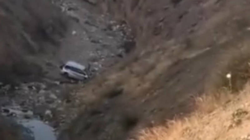 Автомобиль упал в обрыв в селе Бел-Орук. Видео