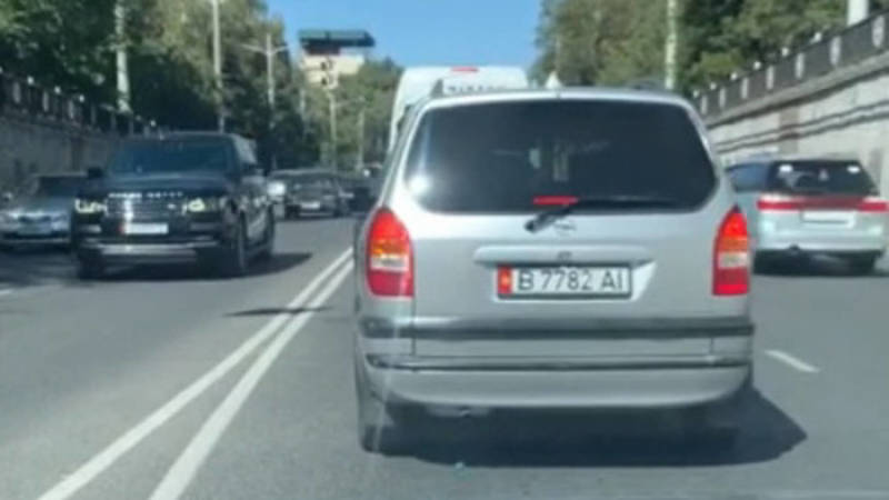 Водитель просит поставить дополнительную секцию на светофоре при повороте с Манаса на Боконбаева