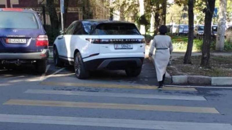 На водителя Range Rover, припаркованного в неположенном месте, составлен протокол