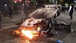 Соцсети: Возле ЦУМа во время столкновения митингующих с милицией сгорела патрульная машина