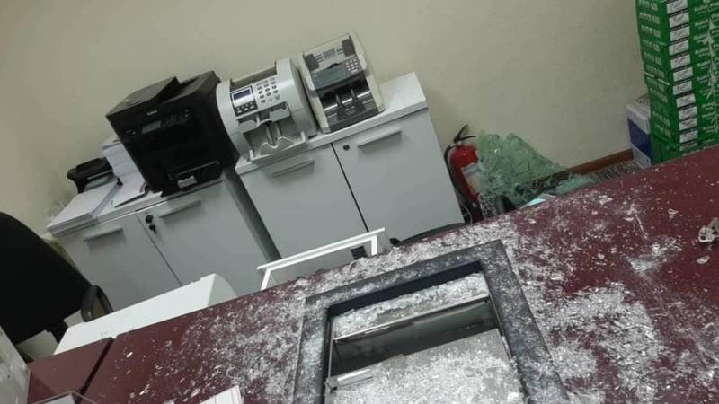 В Бишкеке совершили нападение на офис «Демир Банка». Фото