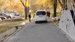 На ул.Боконбаева «Хонда» едет по тротуару. Видео очевидца