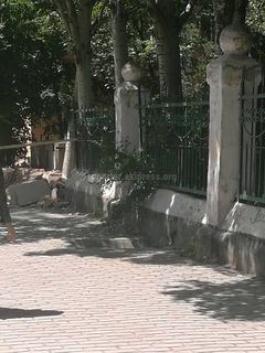 Почему разрушают забор Нацгоспиталя в Бишкеке? - житель (фото)