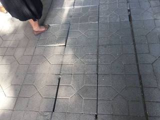 Житель столицы жалуется на плохо уложенную брусчатку тротуара на участке проспекта Чуй (фото)