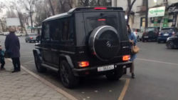 «Гелик», у которого 71 тыс. сомов штрафов в Carcheck, высадил пассажира на встречке на Московской. Видео