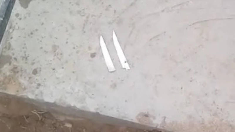 У входа в новую школу в селе Кочкорском районе бывший директор закопал два ножа. Жители думают, что это магический обряд. Видео