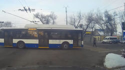 Троллейбус №6 проехал на красный на ул.Ахунбаева, едва не сбив пешехода, - очевидец
