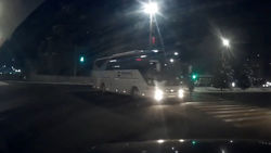 На Южной магистрали «Мерседес» проехал на красный, а автобус аэропорта «Манас» не пропустил пешехода