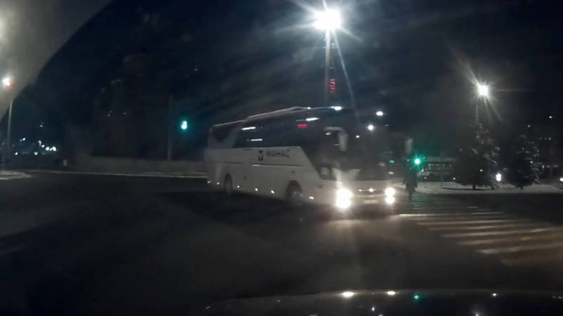 На Южной магистрали «Мерседес» проехал на красный, а автобус аэропорта «Манас» не пропустил пешехода