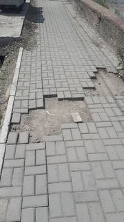 Прошлогодний тротуар вдоль реки Ала-Арча по ул.Малдыбаева уже разрушается (фото)